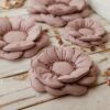 Coussin décoratif en forme de fleur - Rose – Image 2